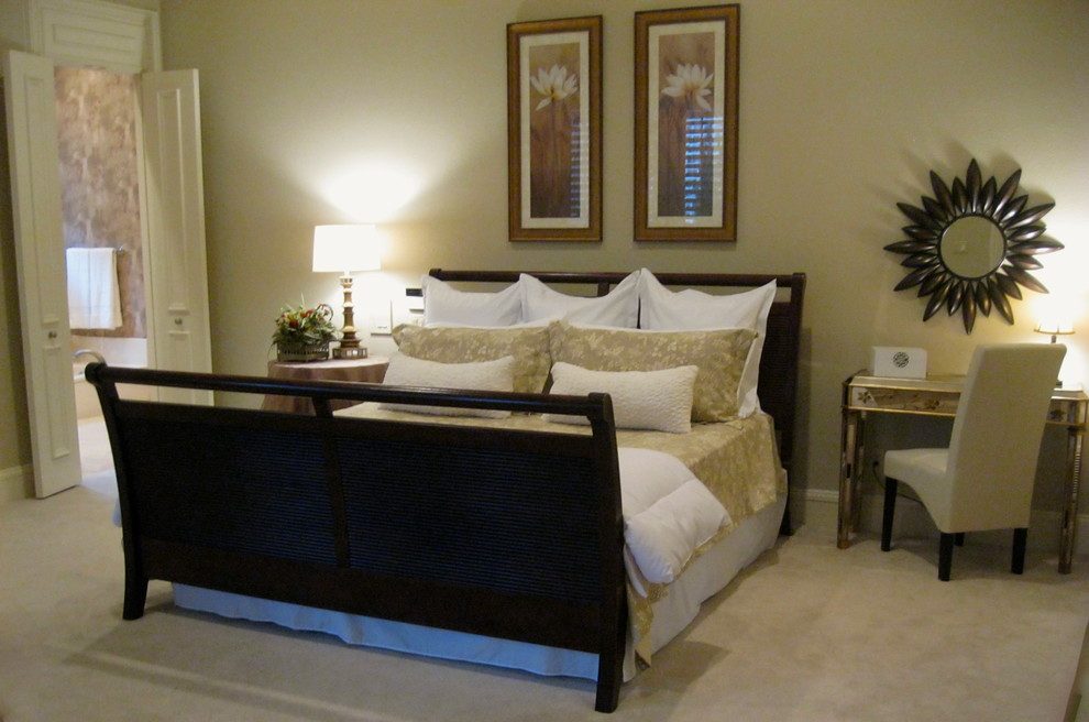 Modelo de dormitorio principal clásico grande con paredes beige y moqueta
