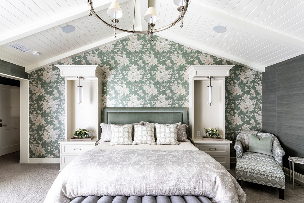На фото: большая хозяйская спальня в классическом стиле с ковровым покрытием, зелеными стенами и серым полом с