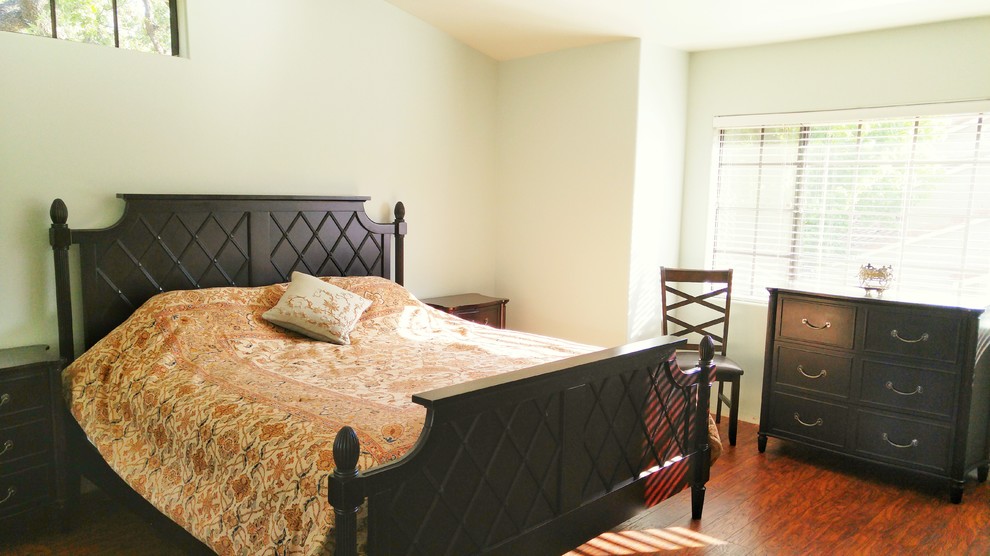 Ejemplo de dormitorio principal tradicional de tamaño medio sin chimenea con paredes verdes