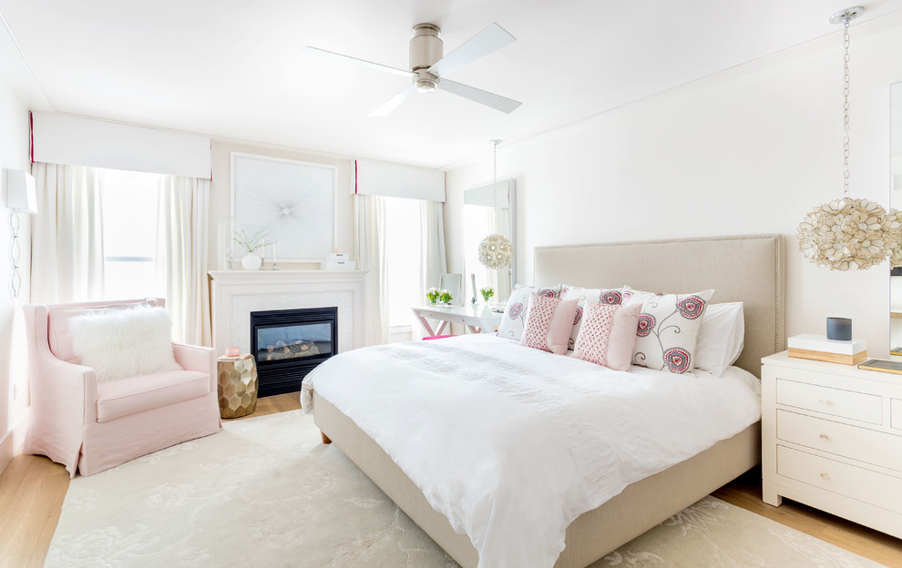 Foto de dormitorio principal clásico renovado de tamaño medio con paredes blancas, suelo de madera clara, todas las chimeneas, marco de chimenea de madera y suelo marrón