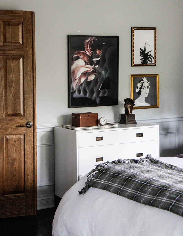 Landhausstil Schlafzimmer ohne Kamin mit grauer Wandfarbe und dunklem Holzboden in Chicago