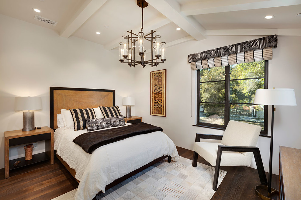 他の地域にある中くらいな地中海スタイルのおしゃれな客用寝室 (白い壁、茶色い床、無垢フローリング) のインテリア