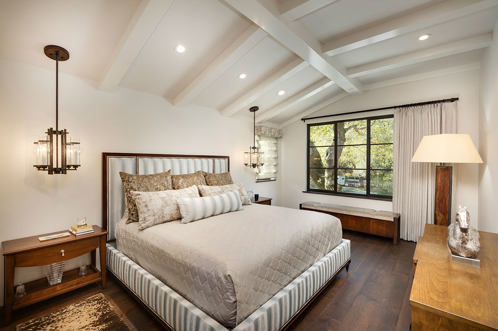 На фото: гостевая спальня среднего размера, (комната для гостей) в средиземноморском стиле с белыми стенами, паркетным полом среднего тона и коричневым полом с