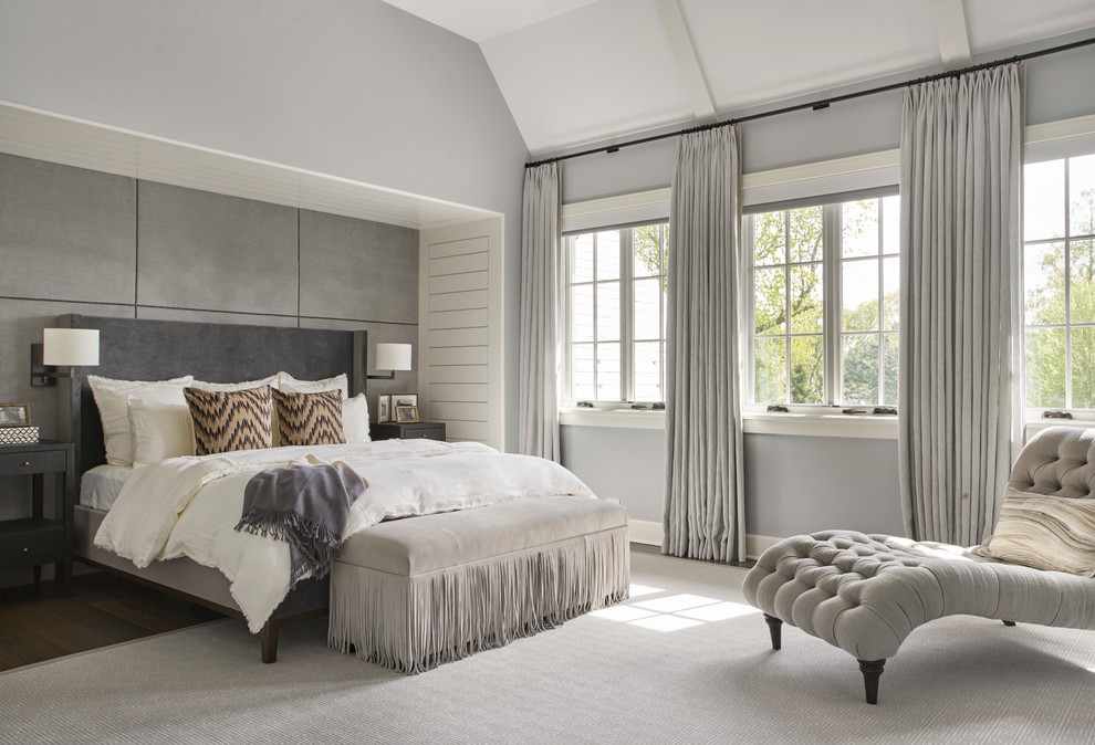 На фото: хозяйская спальня в стиле неоклассика (современная классика) с серыми стенами, темным паркетным полом, акцентной стеной и кроватью в нише с