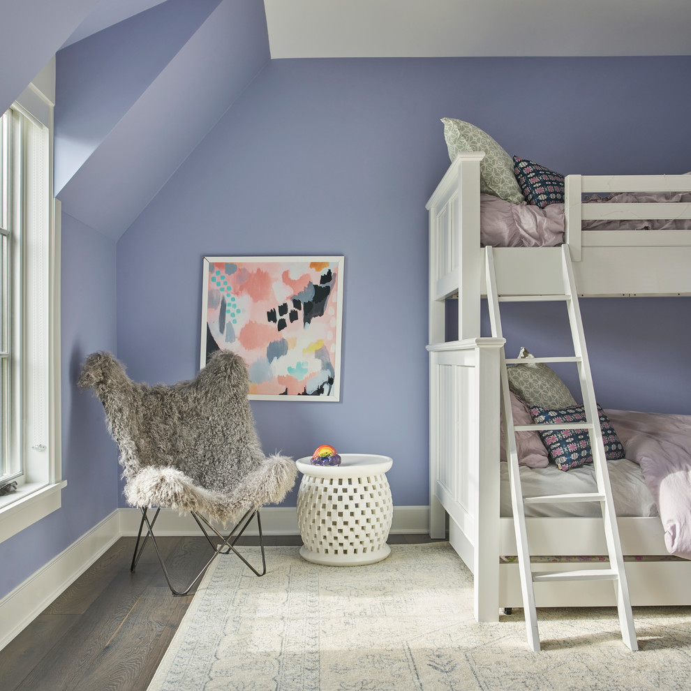 Источник вдохновения для домашнего уюта: хозяйская спальня в стиле неоклассика (современная классика) с серыми стенами, темным паркетным полом и коричневым полом