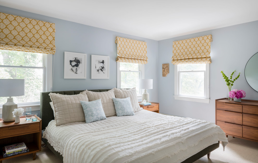 Cette photo montre une chambre chic avec un mur bleu et un sol beige.