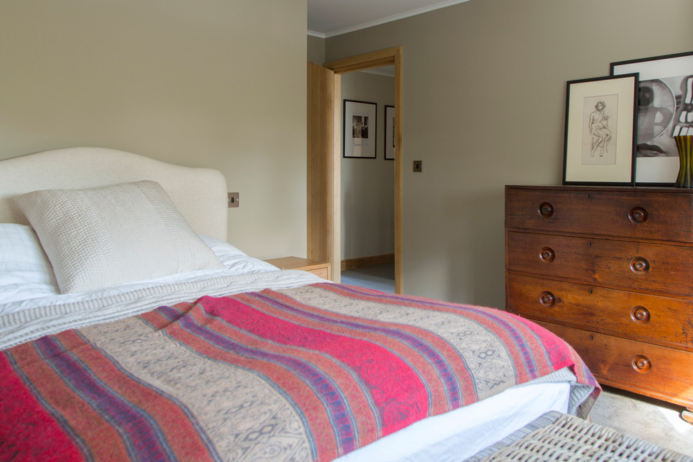 Свежая идея для дизайна: гостевая спальня (комната для гостей) в стиле фьюжн с зелеными стенами и ковровым покрытием - отличное фото интерьера