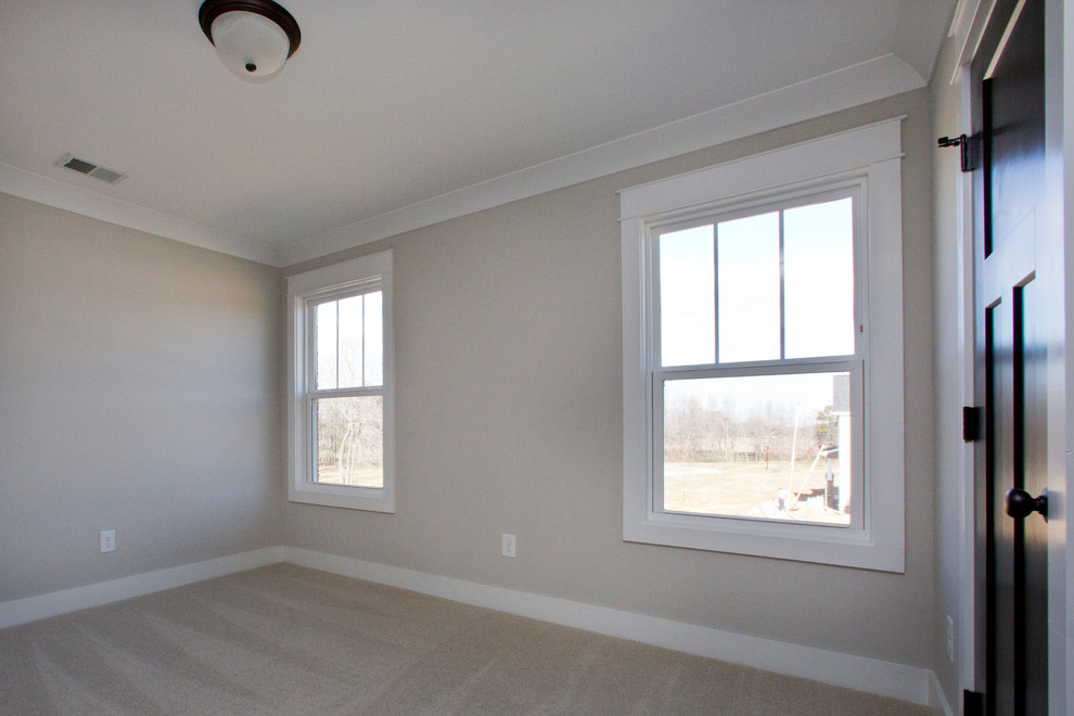 Cette photo montre une chambre craftsman de taille moyenne avec un mur beige et un sol beige.