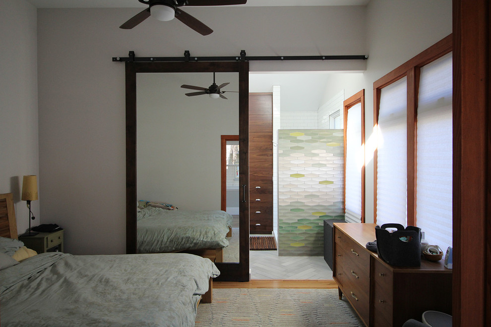 Idées déco pour une petite chambre parentale craftsman avec un mur blanc et un sol en bois brun.