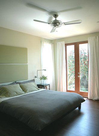 Ejemplo de dormitorio principal moderno de tamaño medio con paredes multicolor y suelo de madera oscura