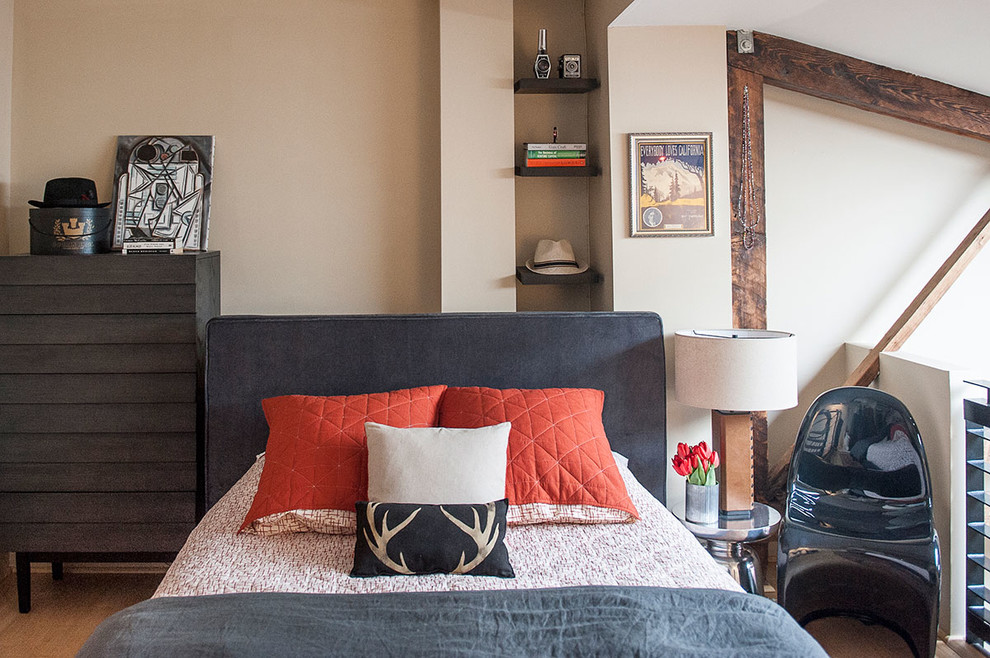 Imagen de dormitorio tipo loft tradicional renovado de tamaño medio sin chimenea con paredes beige y suelo de madera clara