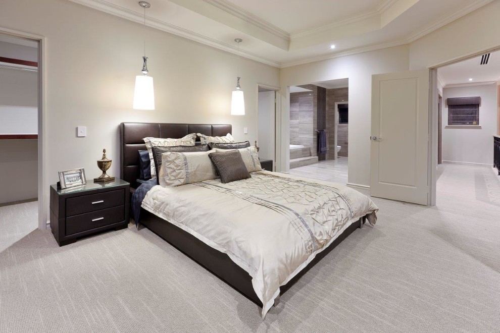 Стильный дизайн: хозяйская спальня среднего размера в классическом стиле с бежевыми стенами, ковровым покрытием и серым полом - последний тренд