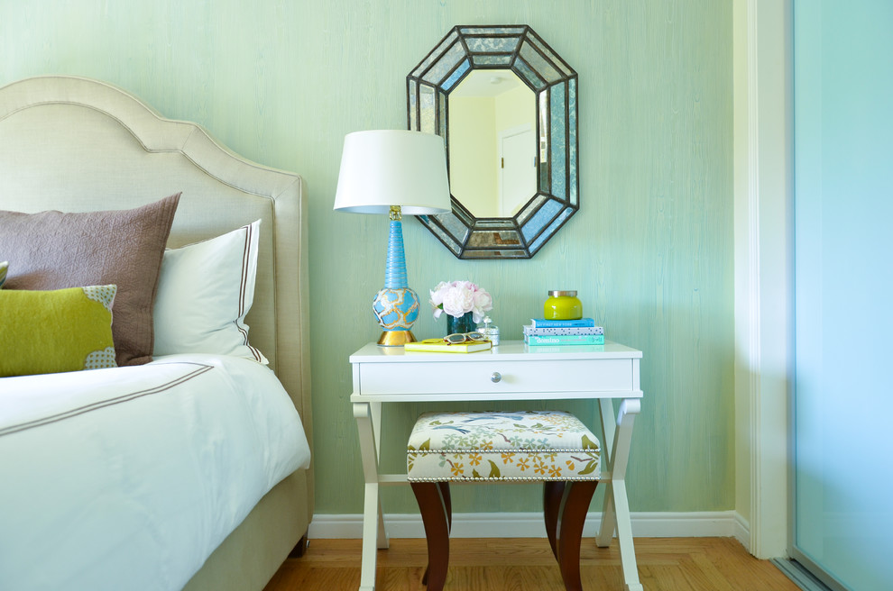 Стильный дизайн: хозяйская спальня среднего размера в стиле фьюжн с синими стенами и светлым паркетным полом без камина - последний тренд
