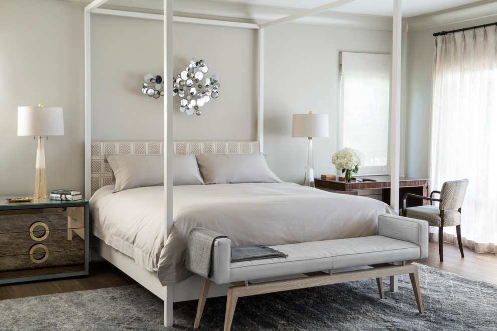 Свежая идея для дизайна: спальня в стиле неоклассика (современная классика) с белыми стенами и темным паркетным полом - отличное фото интерьера