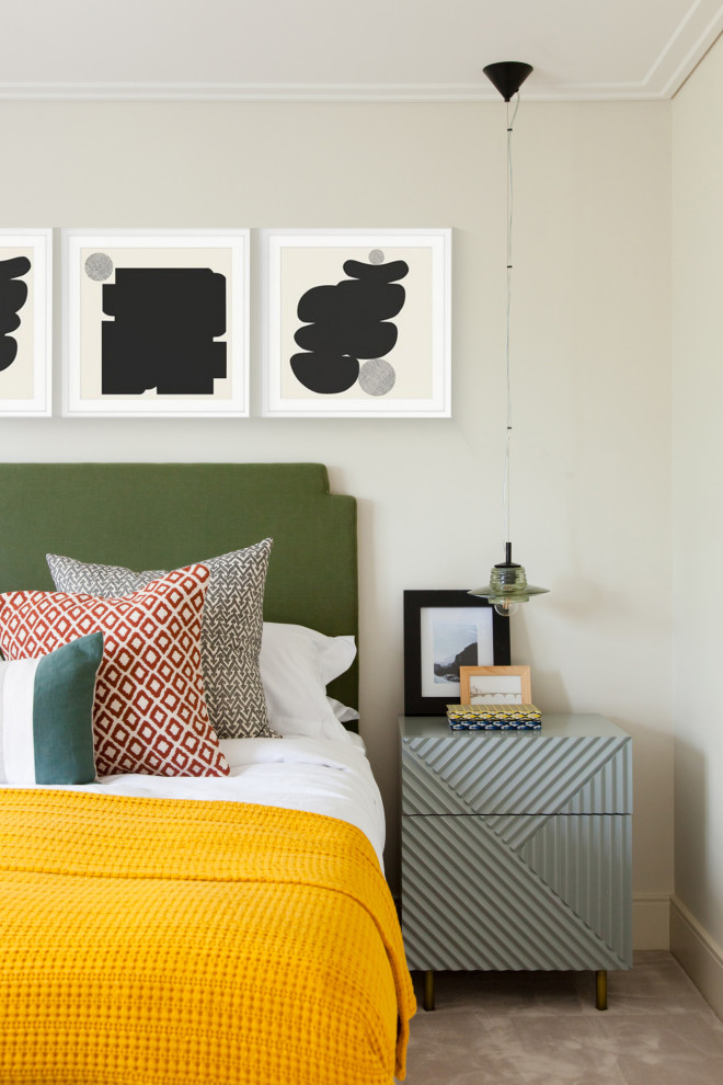 Cette image montre une chambre design avec un mur beige, aucune cheminée et un sol gris.