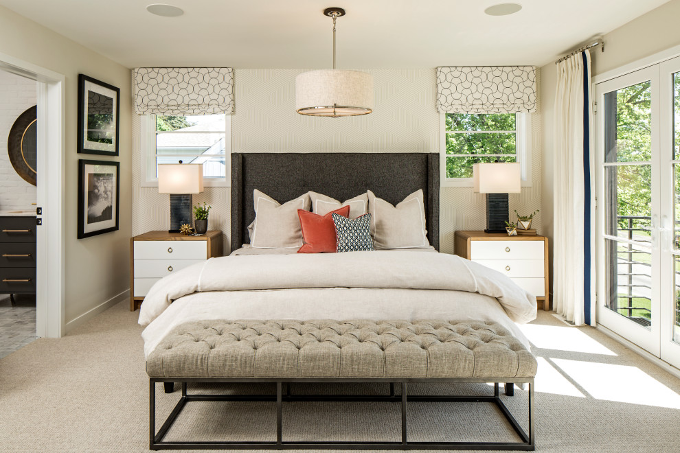 Стильный дизайн: спальня в современном стиле с бежевыми стенами, ковровым покрытием, серым полом и обоями на стенах - последний тренд