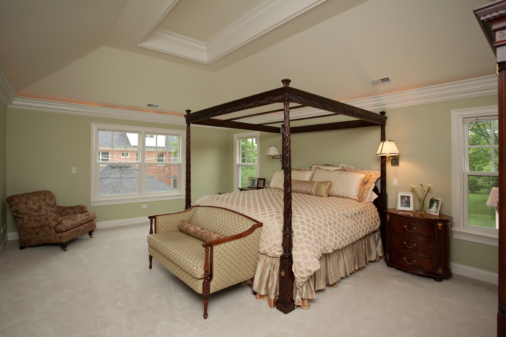 Ejemplo de habitación de invitados tradicional de tamaño medio sin chimenea con paredes verdes y moqueta