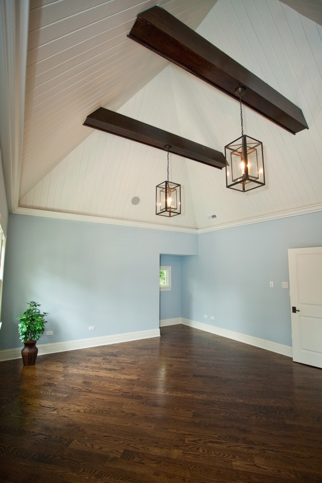 Aménagement d'une chambre parentale classique de taille moyenne avec un mur bleu, parquet foncé et aucune cheminée.