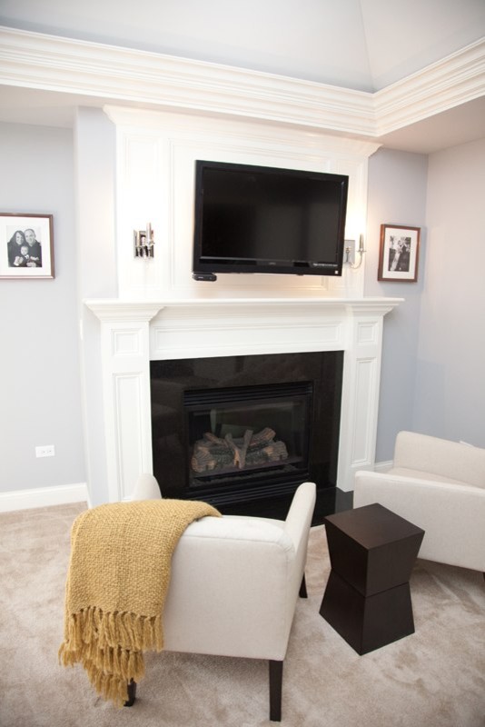 Aménagement d'une chambre de taille moyenne avec une cheminée standard, un manteau de cheminée en carrelage et un mur gris.