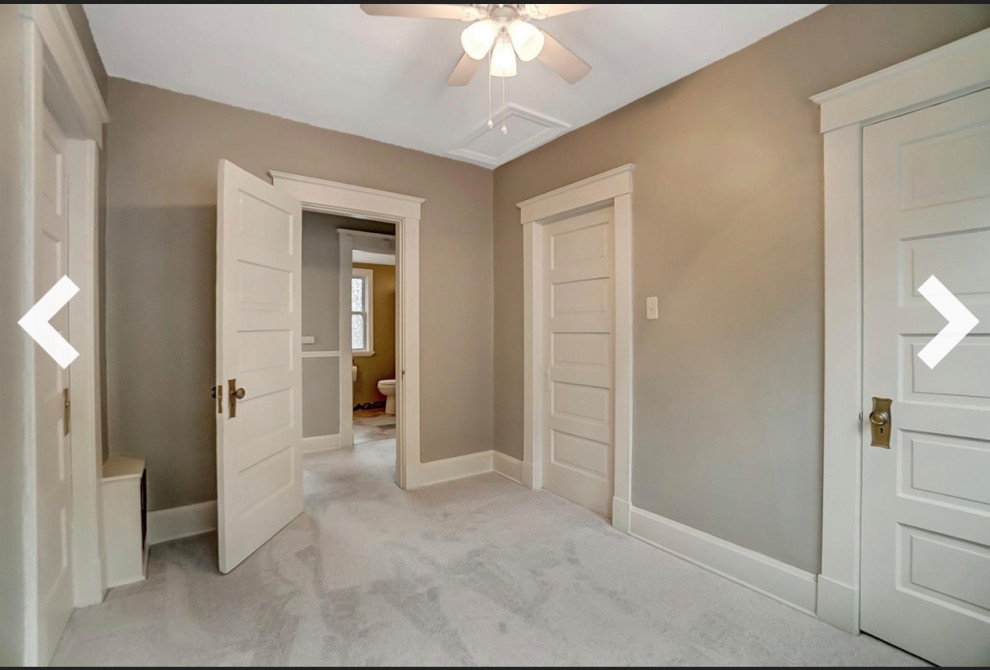 Kleines Klassisches Gästezimmer mit grauer Wandfarbe, Teppichboden und grauem Boden in Cincinnati
