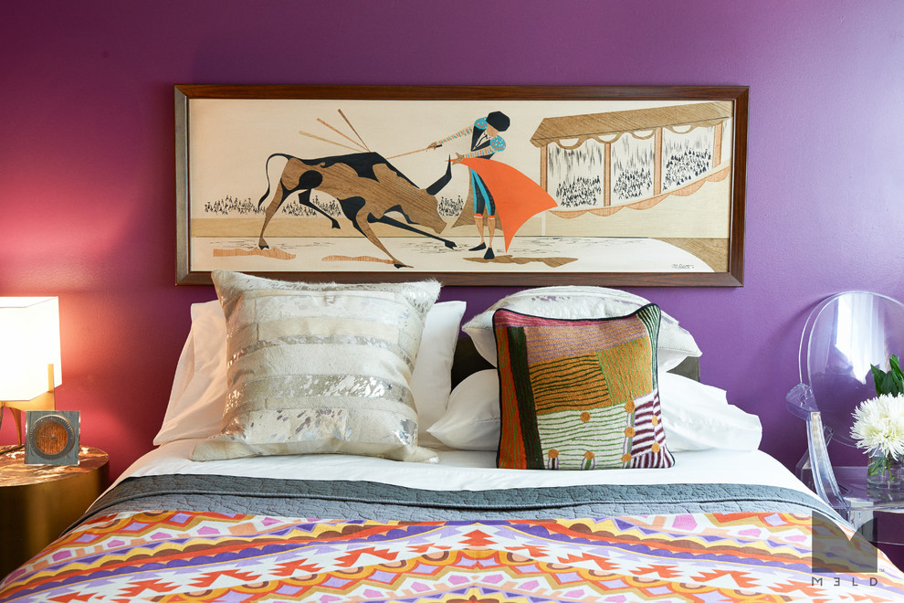 Пример оригинального дизайна: хозяйская спальня среднего размера в стиле фьюжн с фиолетовыми стенами и ковровым покрытием без камина