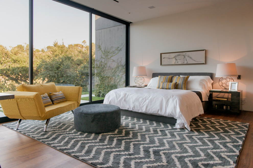 Mid-Century Schlafzimmer mit beiger Wandfarbe, dunklem Holzboden und braunem Boden in Sonstige
