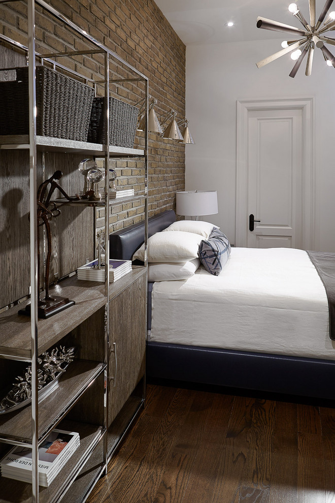 Ispirazione per una camera da letto stile loft chic di medie dimensioni con pareti bianche, pavimento in legno massello medio e pavimento marrone
