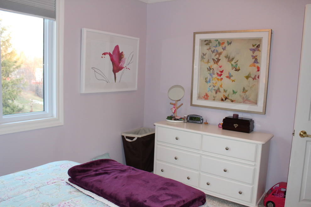 Источник вдохновения для домашнего уюта: спальня среднего размера в стиле неоклассика (современная классика) с розовыми стенами и светлым паркетным полом