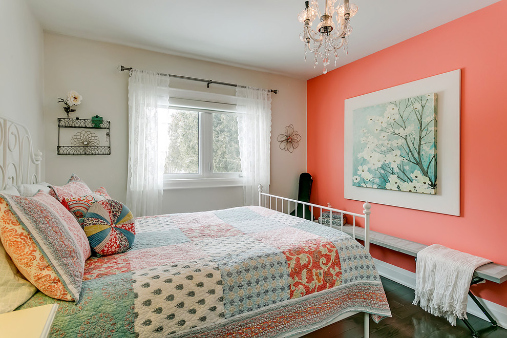 Kleines Stilmix Gästezimmer ohne Kamin mit rosa Wandfarbe, dunklem Holzboden und braunem Boden in Toronto
