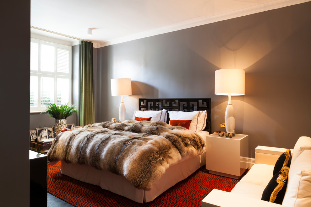 Immagine di una camera da letto minimal di medie dimensioni con pareti grigie