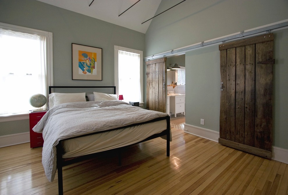ローリーにあるトラディショナルスタイルのおしゃれな寝室 (グレーの壁、淡色無垢フローリング、暖炉なし) のレイアウト