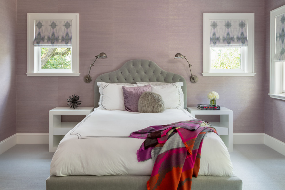 Diseño de dormitorio tradicional renovado con paredes púrpuras y suelo gris