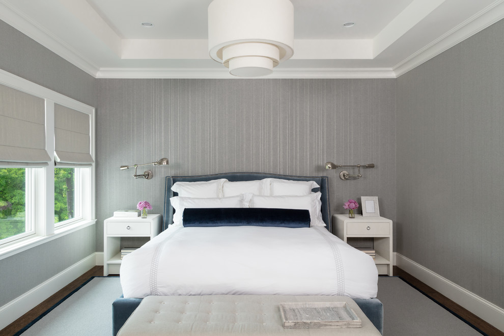 Идея дизайна: хозяйская спальня в стиле неоклассика (современная классика) с серыми стенами и темным паркетным полом без камина