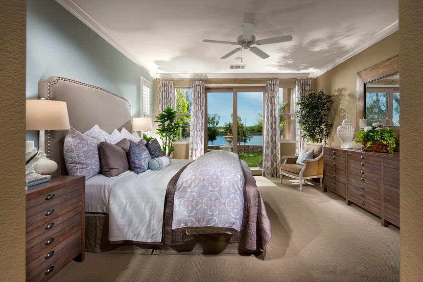 Mittelgroßes Shabby-Style Hauptschlafzimmer ohne Kamin mit brauner Wandfarbe, Teppichboden und beigem Boden in San Francisco