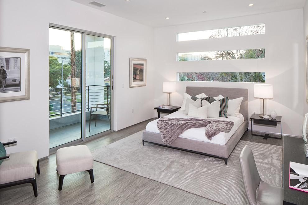 ロサンゼルスにある広いコンテンポラリースタイルのおしゃれな客用寝室 (白い壁、淡色無垢フローリング) のインテリア