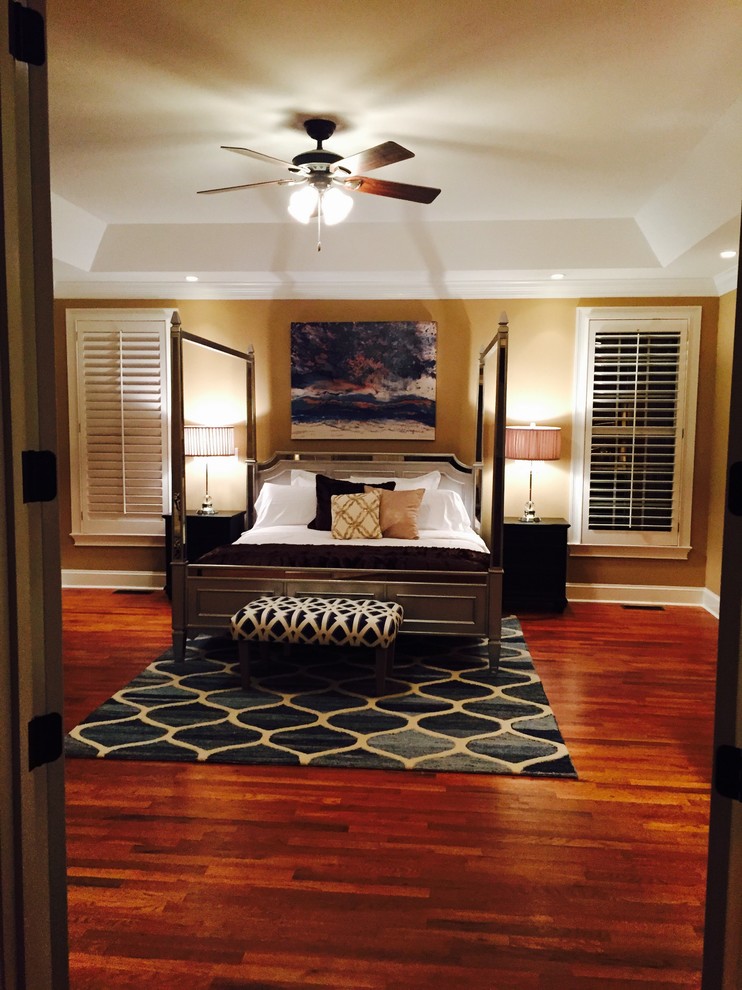 Foto de dormitorio principal clásico renovado de tamaño medio sin chimenea con paredes marrones, suelo de madera oscura y suelo marrón