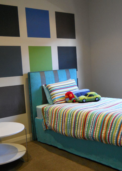 Свежая идея для дизайна: спальня среднего размера в современном стиле с серыми стенами и ковровым покрытием - отличное фото интерьера