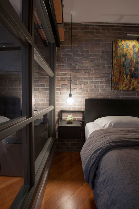 Idee per una piccola camera degli ospiti contemporanea con pareti marroni, pavimento in legno massello medio e nessun camino