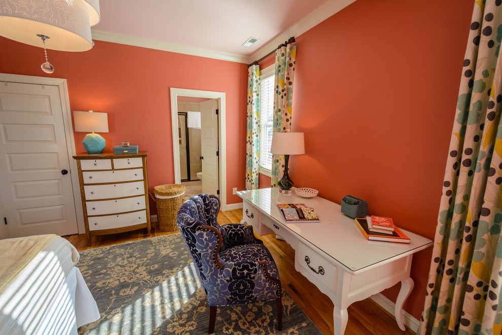 Inspiration för mellanstora klassiska gästrum, med rosa väggar, mörkt trägolv och brunt golv