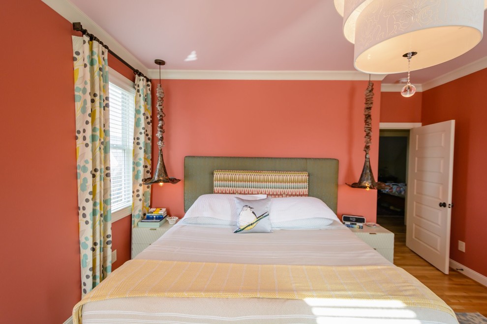 Aménagement d'une chambre d'amis classique de taille moyenne avec un mur rose, parquet foncé, aucune cheminée et un sol marron.
