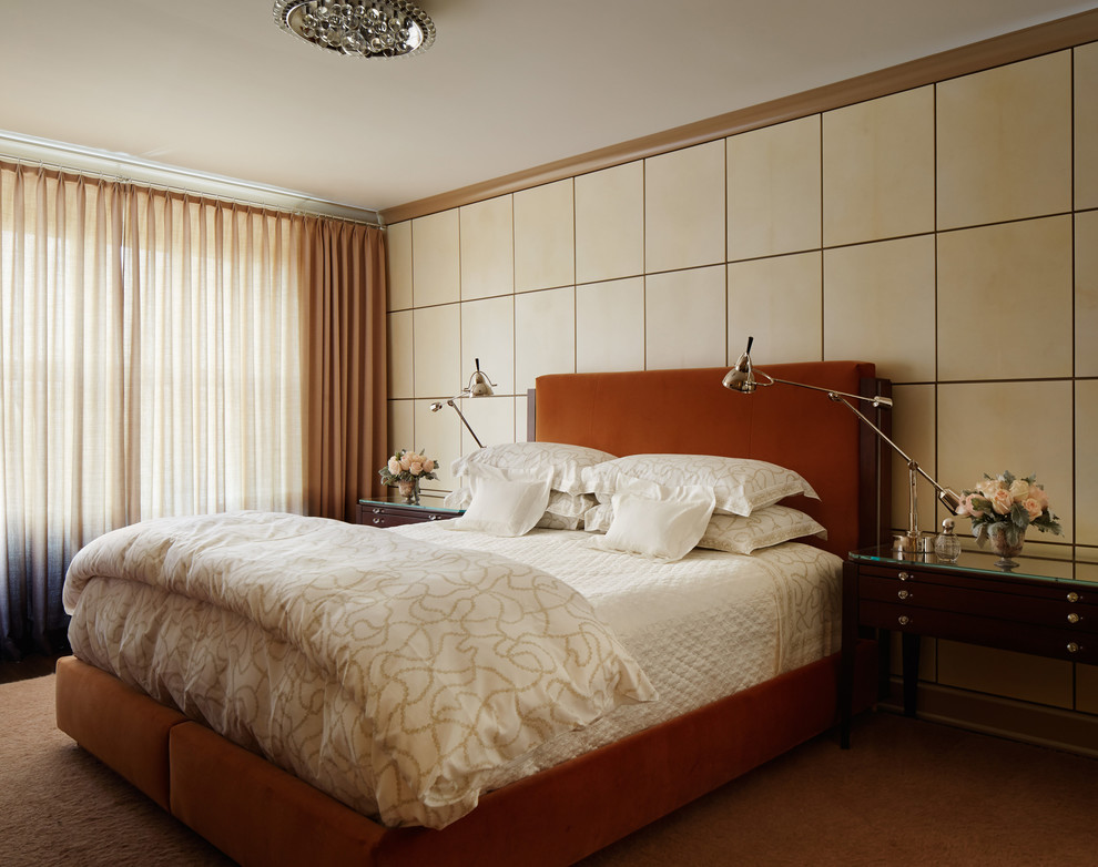 На фото: хозяйская спальня в классическом стиле с бежевыми стенами, ковровым покрытием и оранжевым полом с