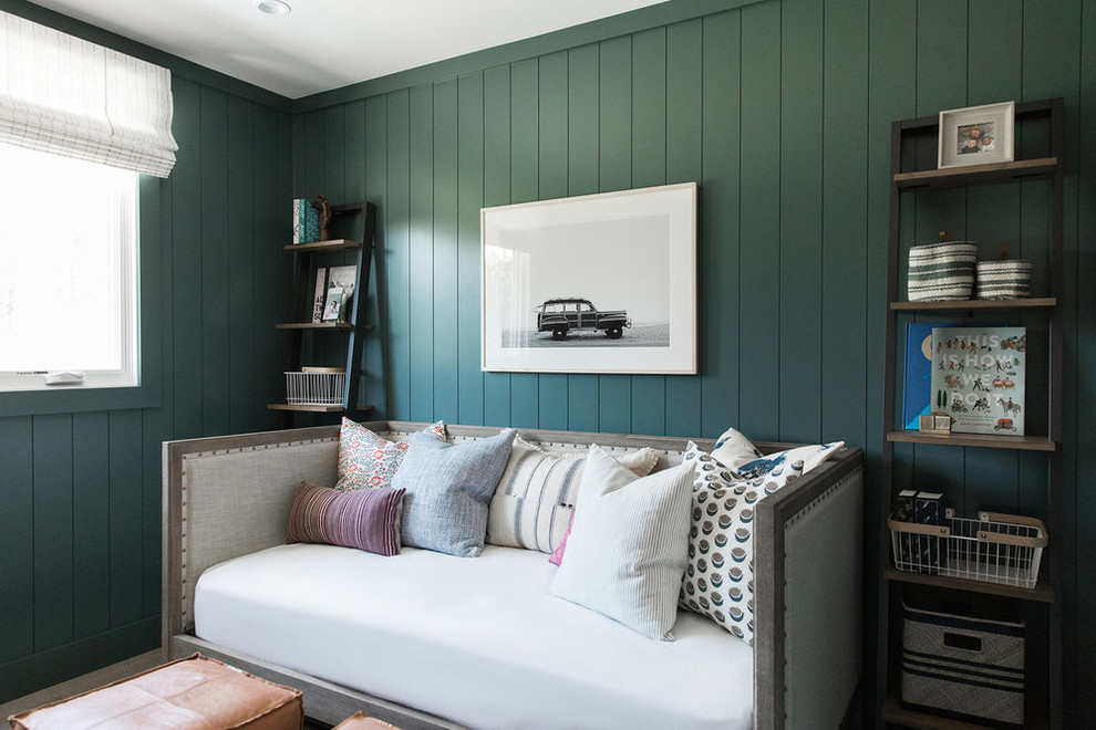Idee per una camera degli ospiti stile marinaro di medie dimensioni con pareti verdi e parquet chiaro