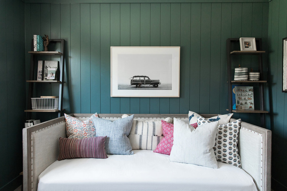 Идея дизайна: гостевая спальня среднего размера, (комната для гостей) в морском стиле с зелеными стенами