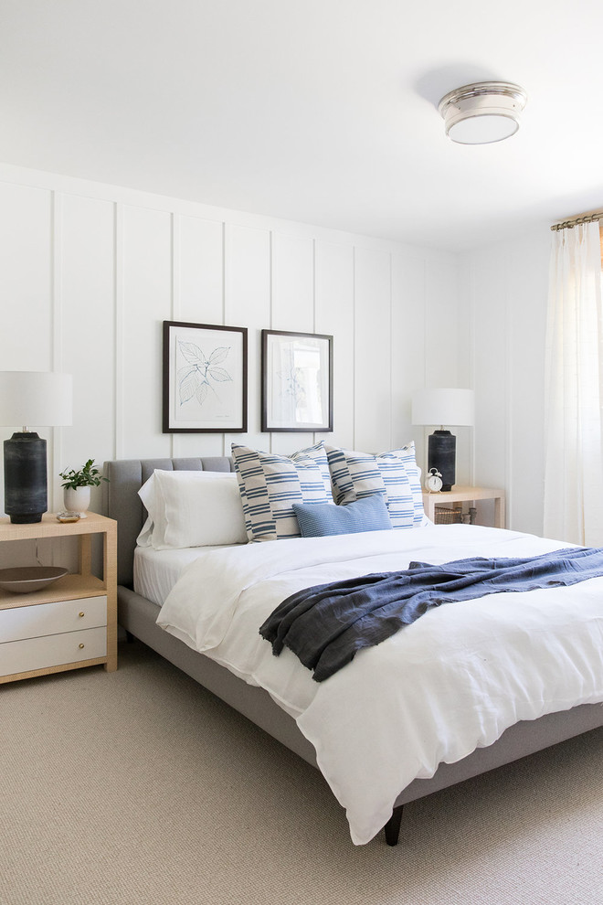 Esempio di una camera degli ospiti costiera di medie dimensioni con pareti bianche, moquette e pavimento beige