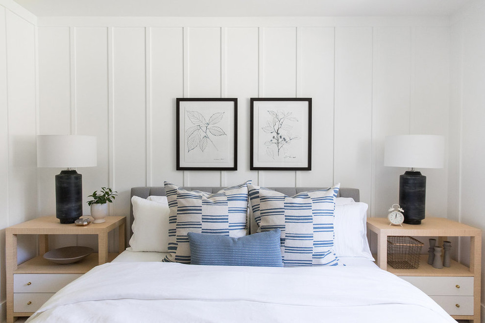 Ejemplo de habitación de invitados costera de tamaño medio con paredes blancas, moqueta y suelo beige