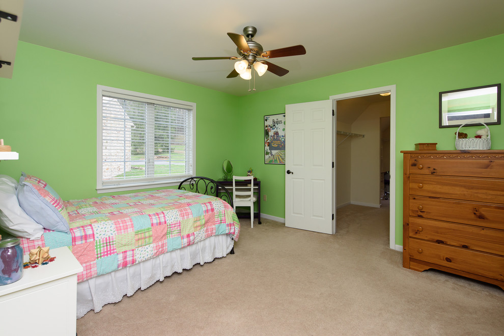 Klassisches Schlafzimmer mit grüner Wandfarbe in Philadelphia