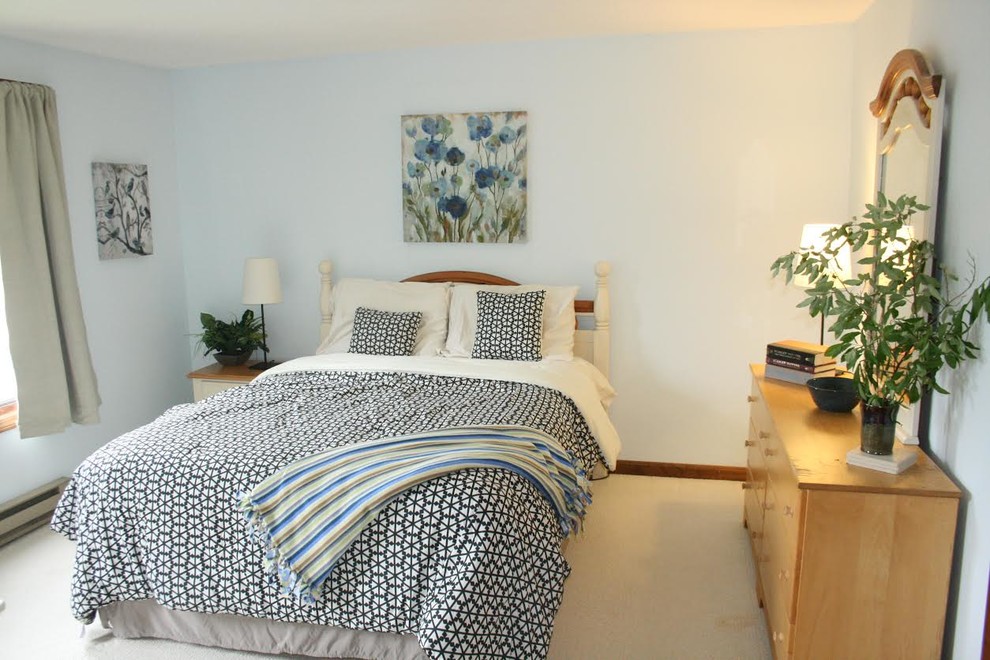 Exemple d'une petite chambre chic avec un mur bleu et un sol beige.