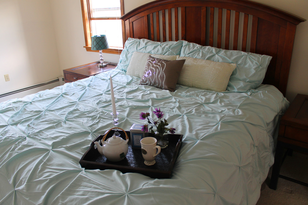 Bedroom - contemporary bedroom idea in Boston