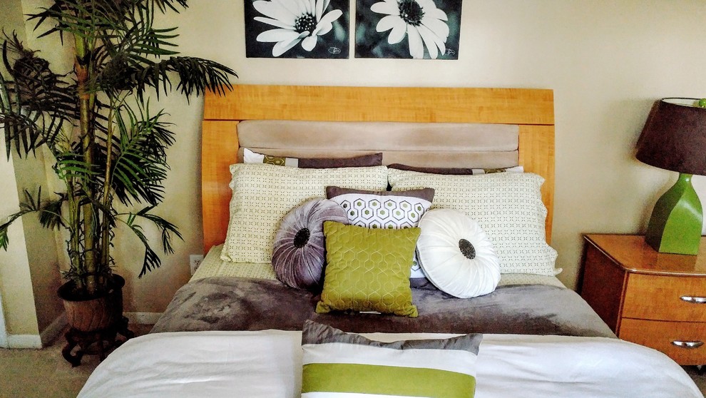 Modelo de dormitorio principal clásico renovado de tamaño medio sin chimenea con paredes beige y moqueta