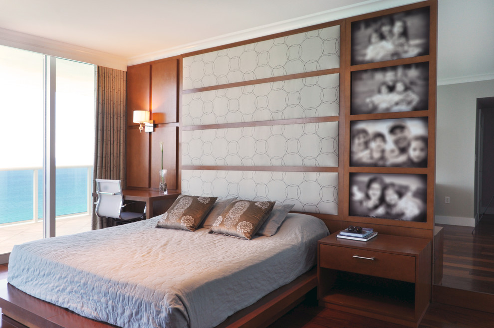 Imagen de dormitorio principal actual de tamaño medio sin chimenea con paredes grises, suelo de madera oscura y suelo marrón
